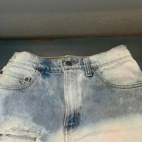 LEVI’S Women’s Distressed Jean Shorts - Picture 2 of 6